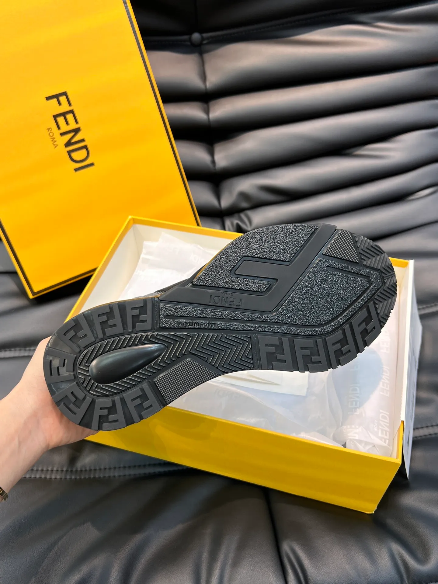 Men's shoes 💰p560 "Fend*" new men's casual sports shoes, equipped with elastic straps, side zippers, and corrugated soles engraved with F. Embossed Fendi Flow lettering on the heel. Made of technical fabric and a mix of blue and suede. Decorated with Lycra® details. FF graphic tongue. Ultra-light and wear-resistant EVA sole. Size: 38-44